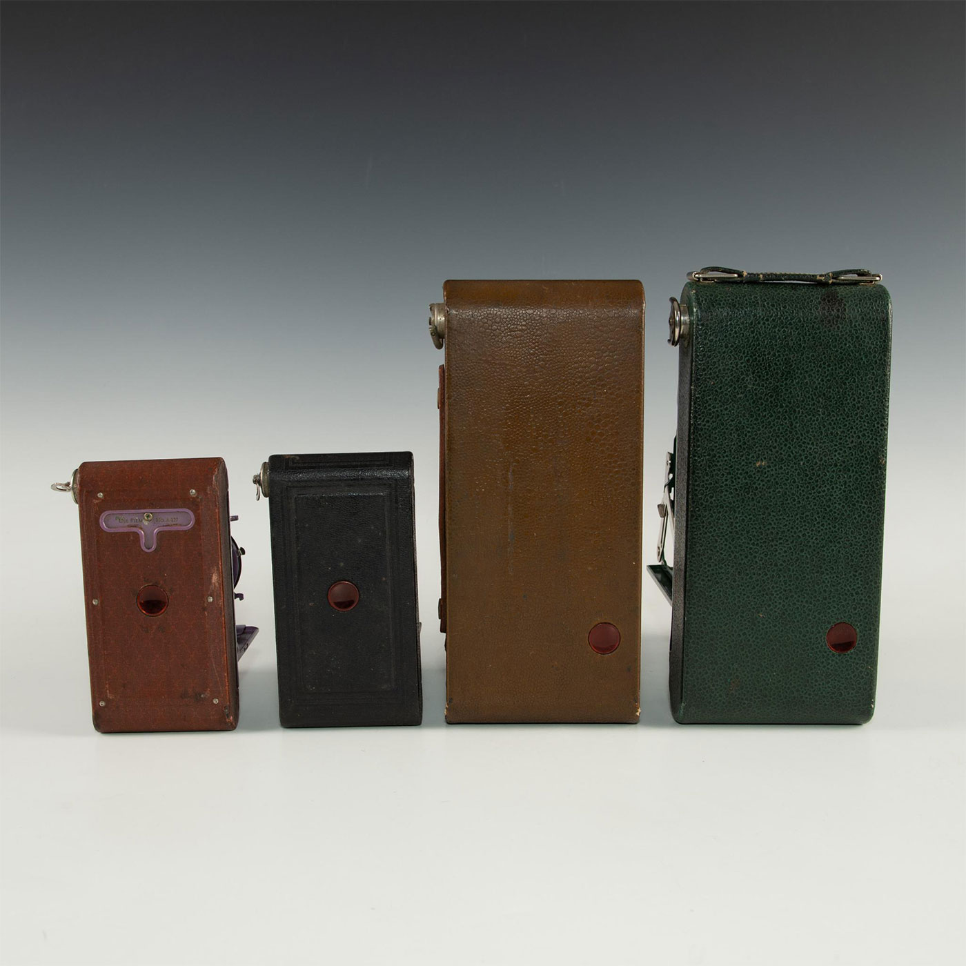 GROUP OF FOUR MULTICOLORED KODAK FOLDING CAMERAS - Image 11 of 13