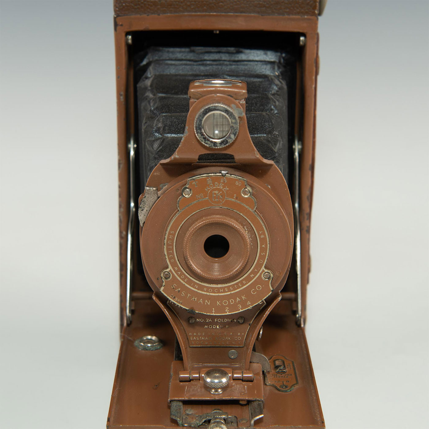 GROUP OF FOUR MULTICOLORED KODAK FOLDING CAMERAS - Image 7 of 13