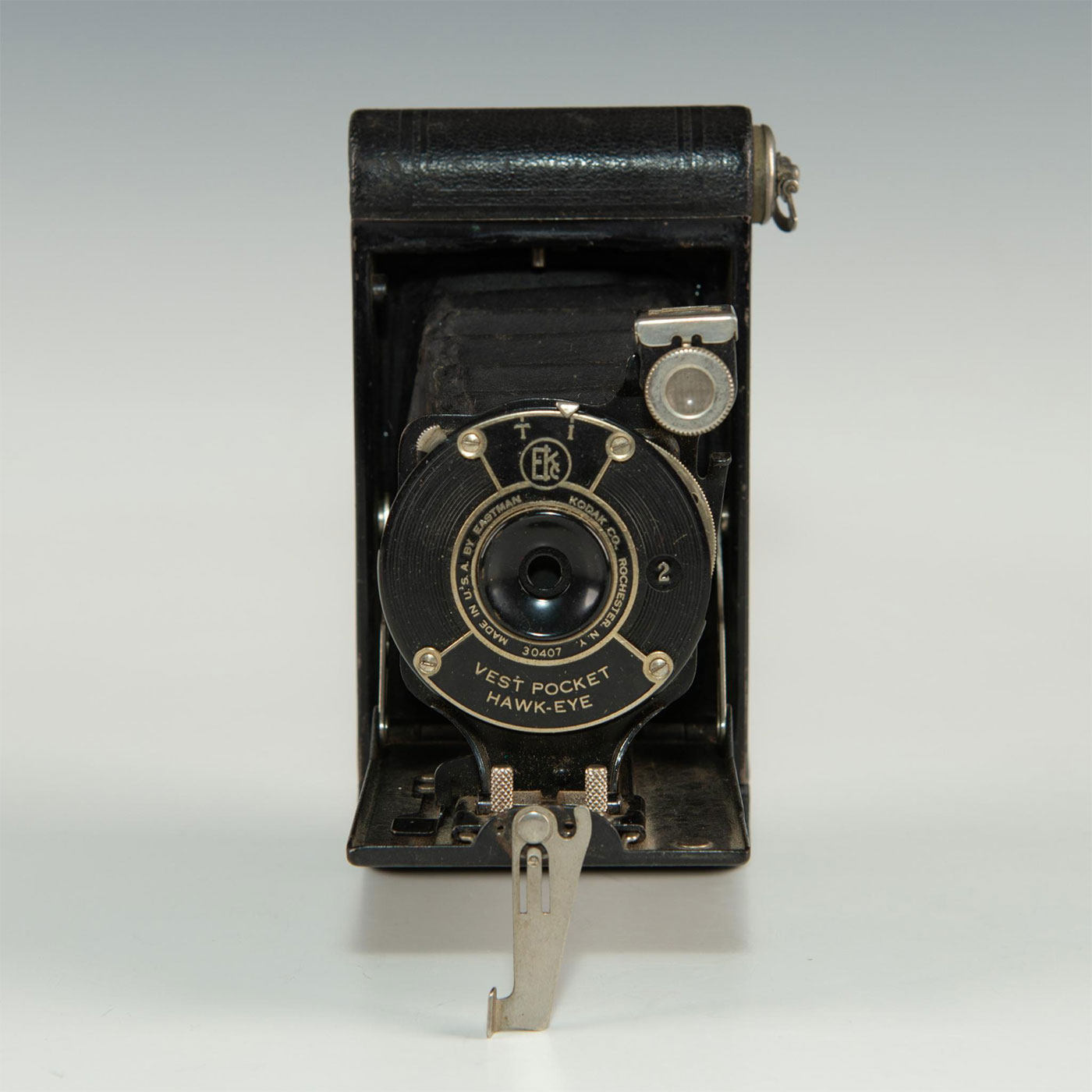 GROUP OF FOUR MULTICOLORED KODAK FOLDING CAMERAS - Image 4 of 13