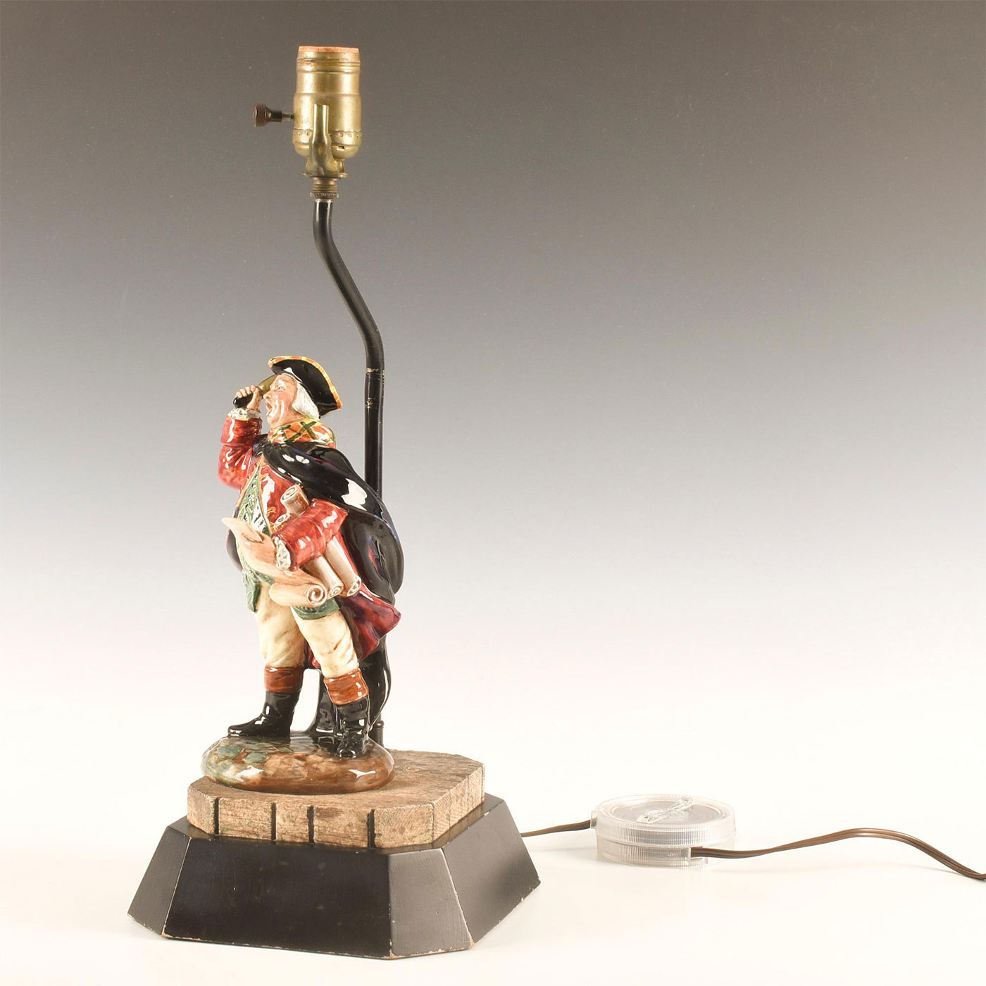 ROYAL DOULTON ELECTRIC LAMP TOWN CRIER HN 2119 - Image 3 of 6