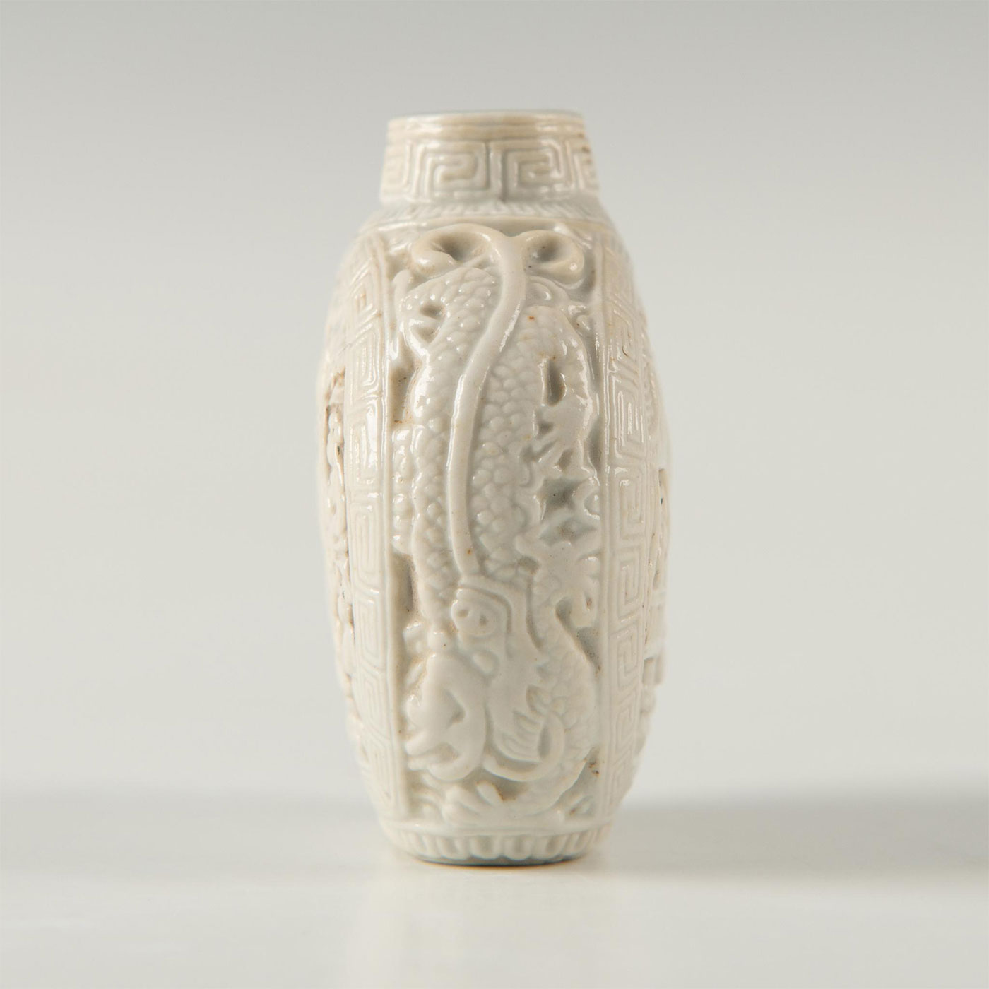 CHINESE LATE QING DYNASTY WHITE PORCELAIN SNUFF BOTTLE - Image 3 of 6