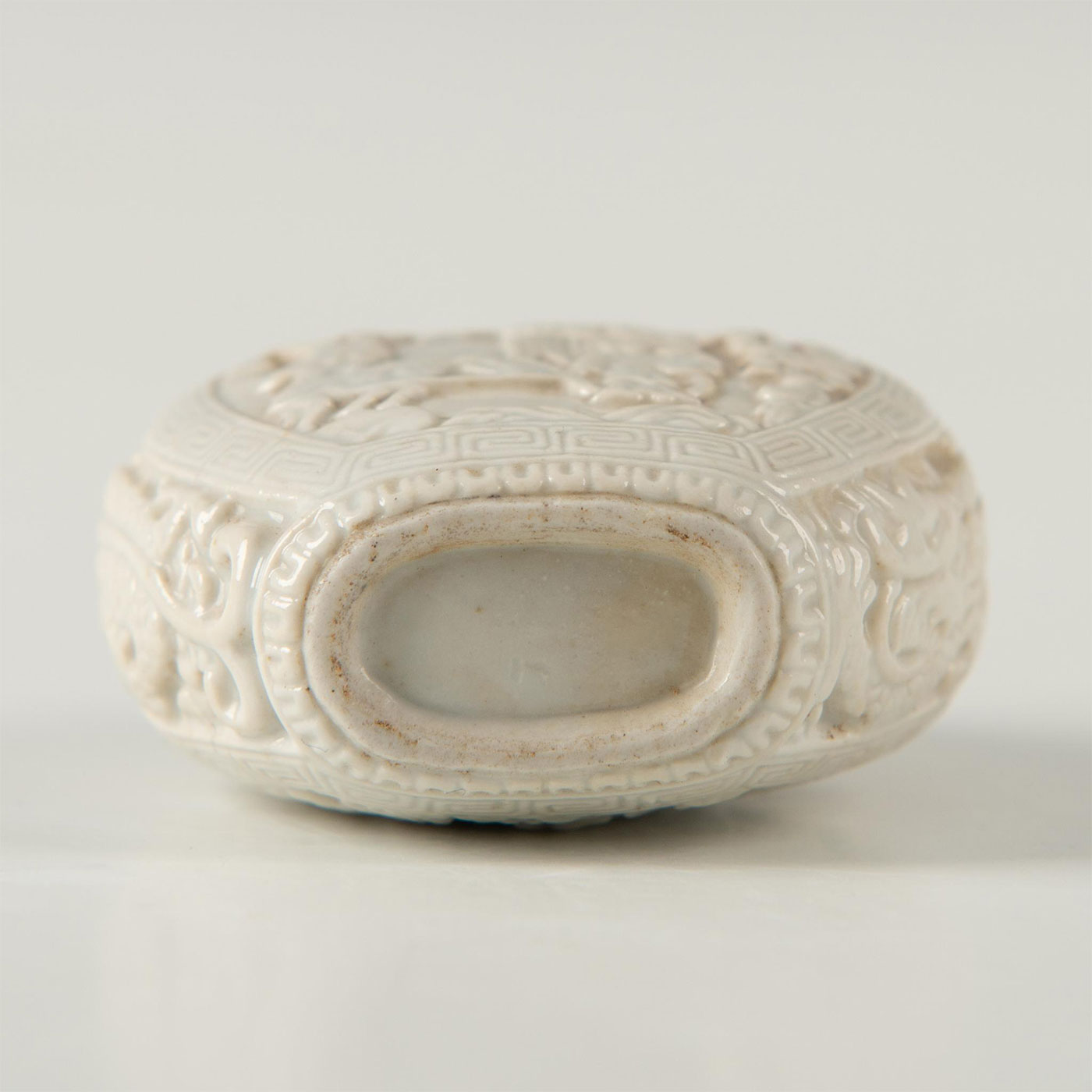 CHINESE LATE QING DYNASTY WHITE PORCELAIN SNUFF BOTTLE - Image 6 of 6