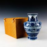 CHINESE QING DYNASTY BLUE & WHITE FLORAL MOTIF VASE