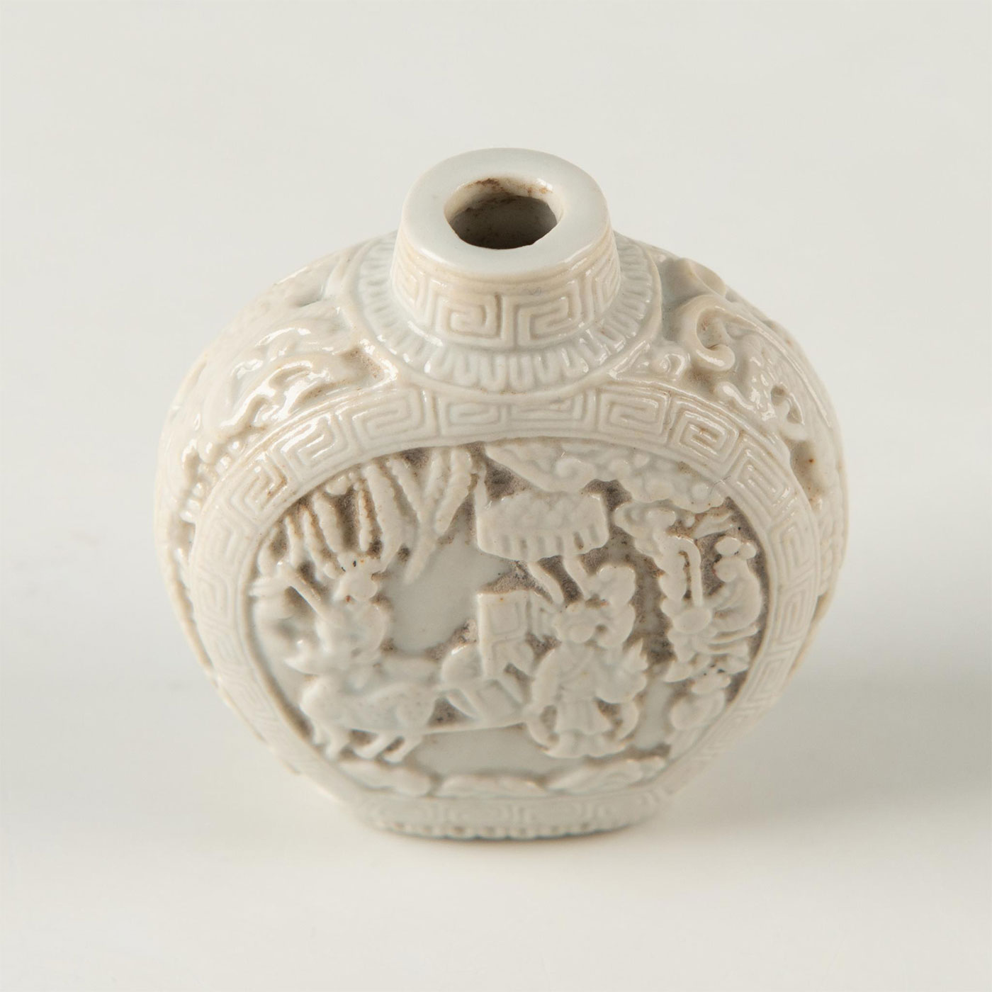 CHINESE LATE QING DYNASTY WHITE PORCELAIN SNUFF BOTTLE - Image 2 of 6