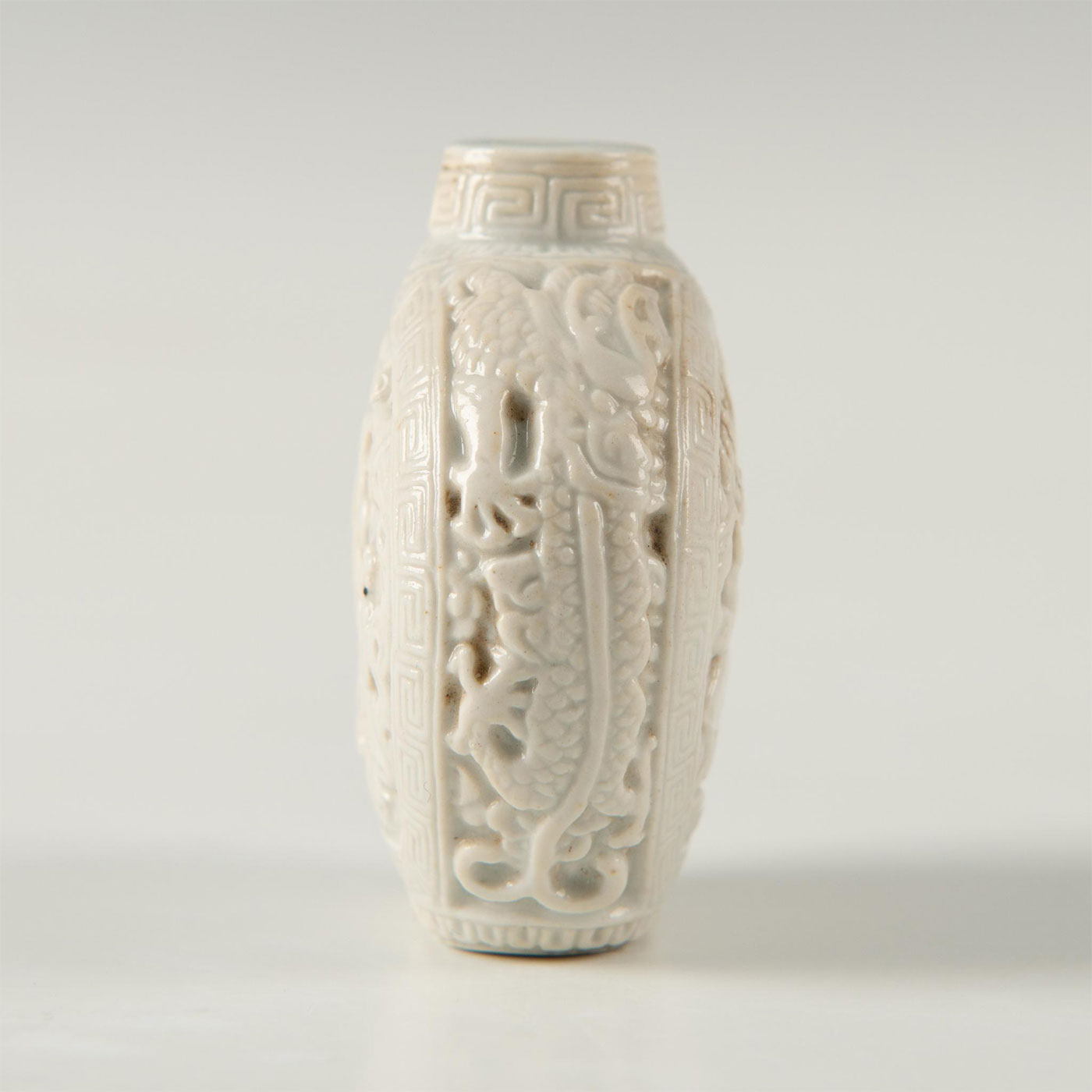 CHINESE LATE QING DYNASTY WHITE PORCELAIN SNUFF BOTTLE - Image 5 of 6
