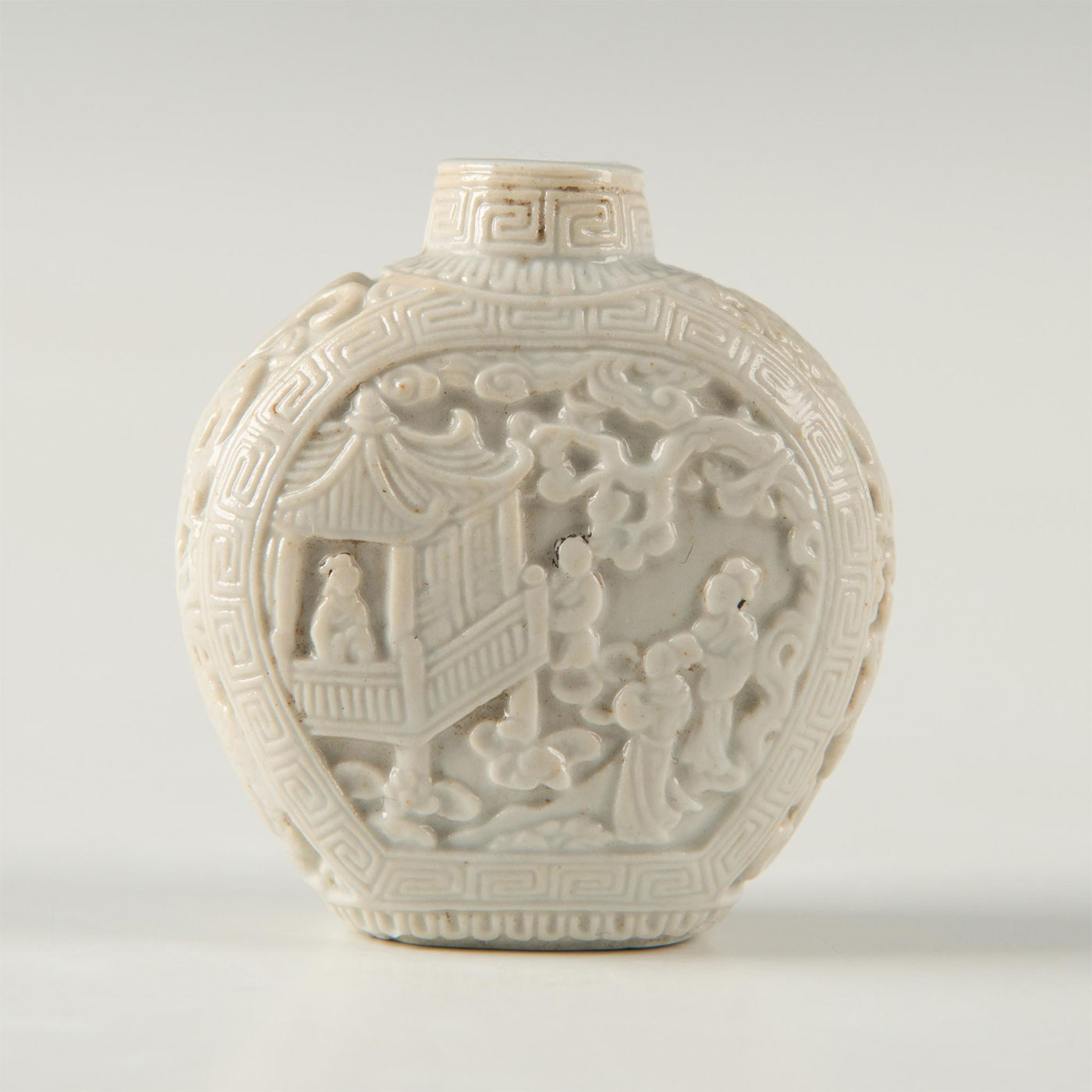 CHINESE LATE QING DYNASTY WHITE PORCELAIN SNUFF BOTTLE - Image 4 of 6