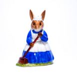 ROYAL DOULTON FIGURINE MRS BUNNYKINS CLEAN SWEEP DB6