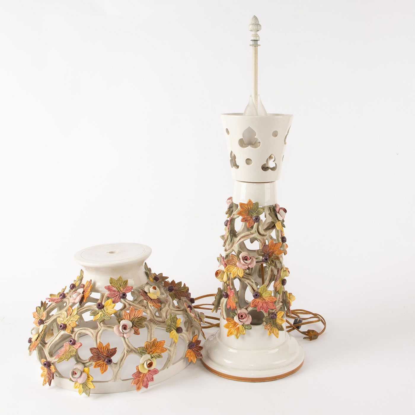 VICTORIAN MAJOLICA INSPIRED CERAMIC FLORAL TABLE LAMP - Image 7 of 7