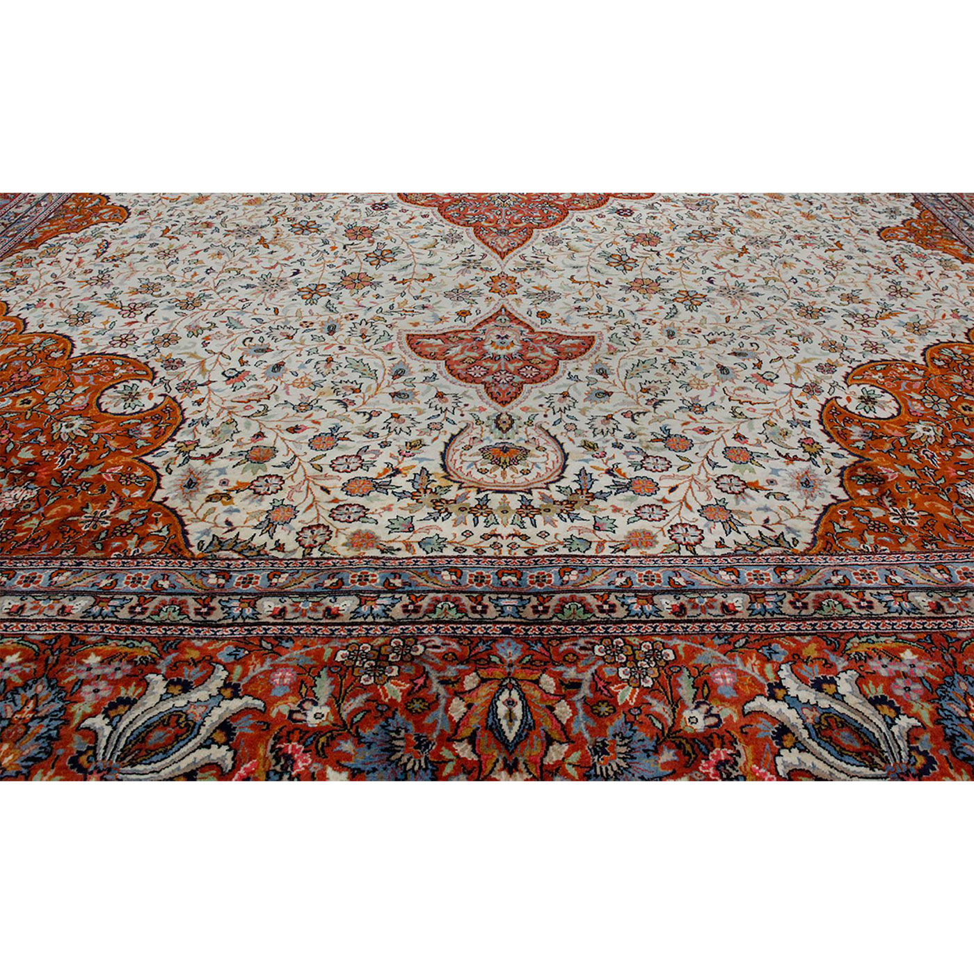 LARGE DECORATIVE ORIENTAL RUG - Image 5 of 9