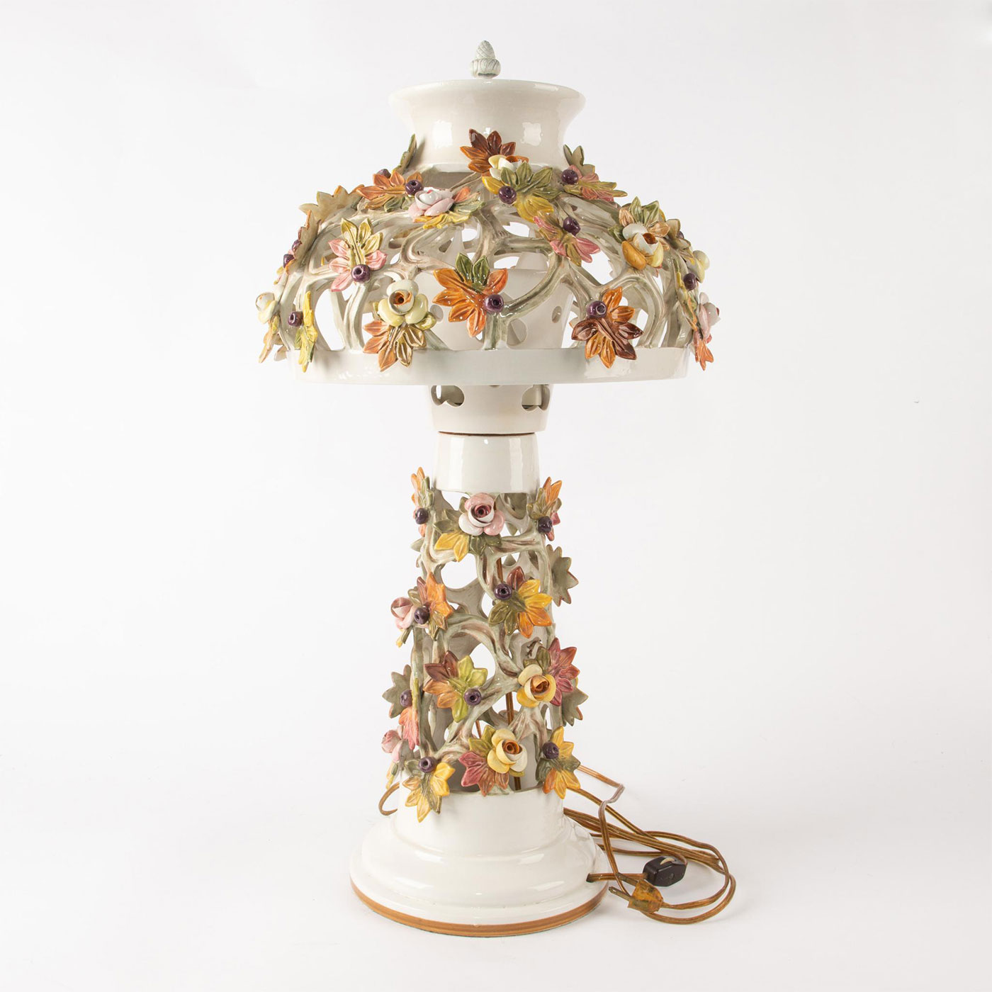 VICTORIAN MAJOLICA INSPIRED CERAMIC FLORAL TABLE LAMP - Image 4 of 7