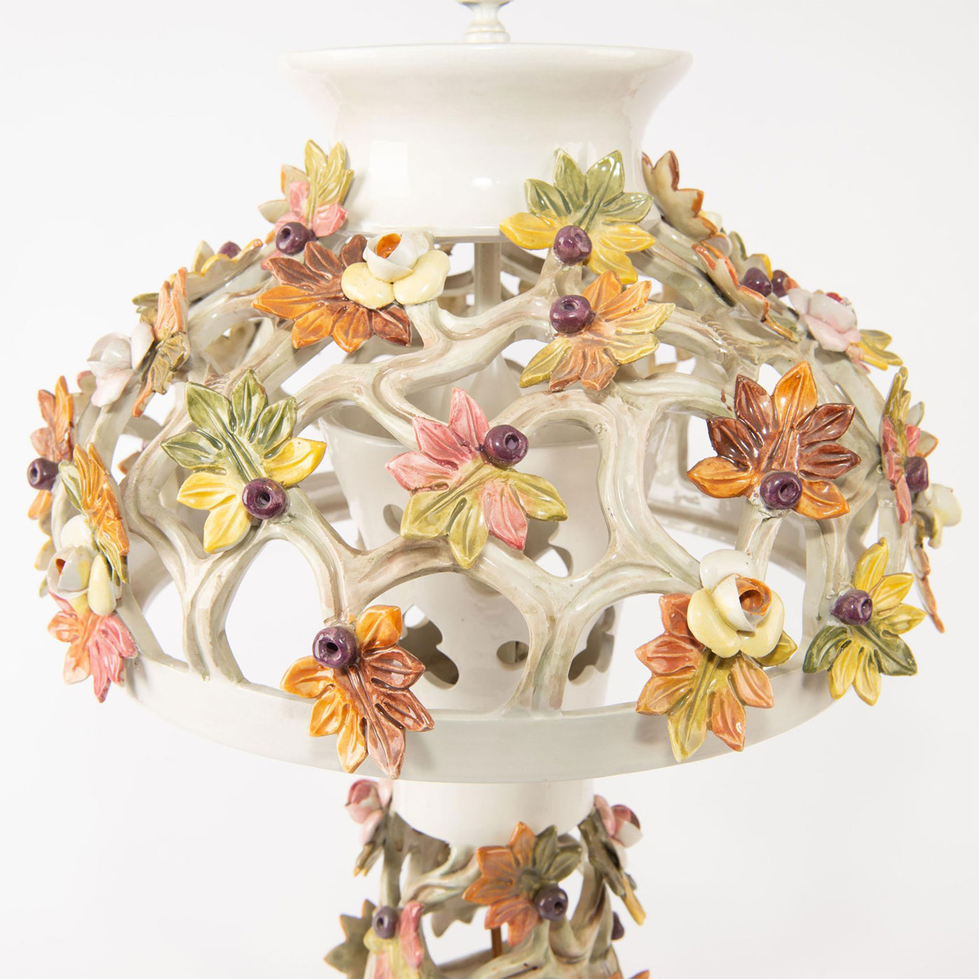 VICTORIAN MAJOLICA INSPIRED CERAMIC FLORAL TABLE LAMP - Image 2 of 7