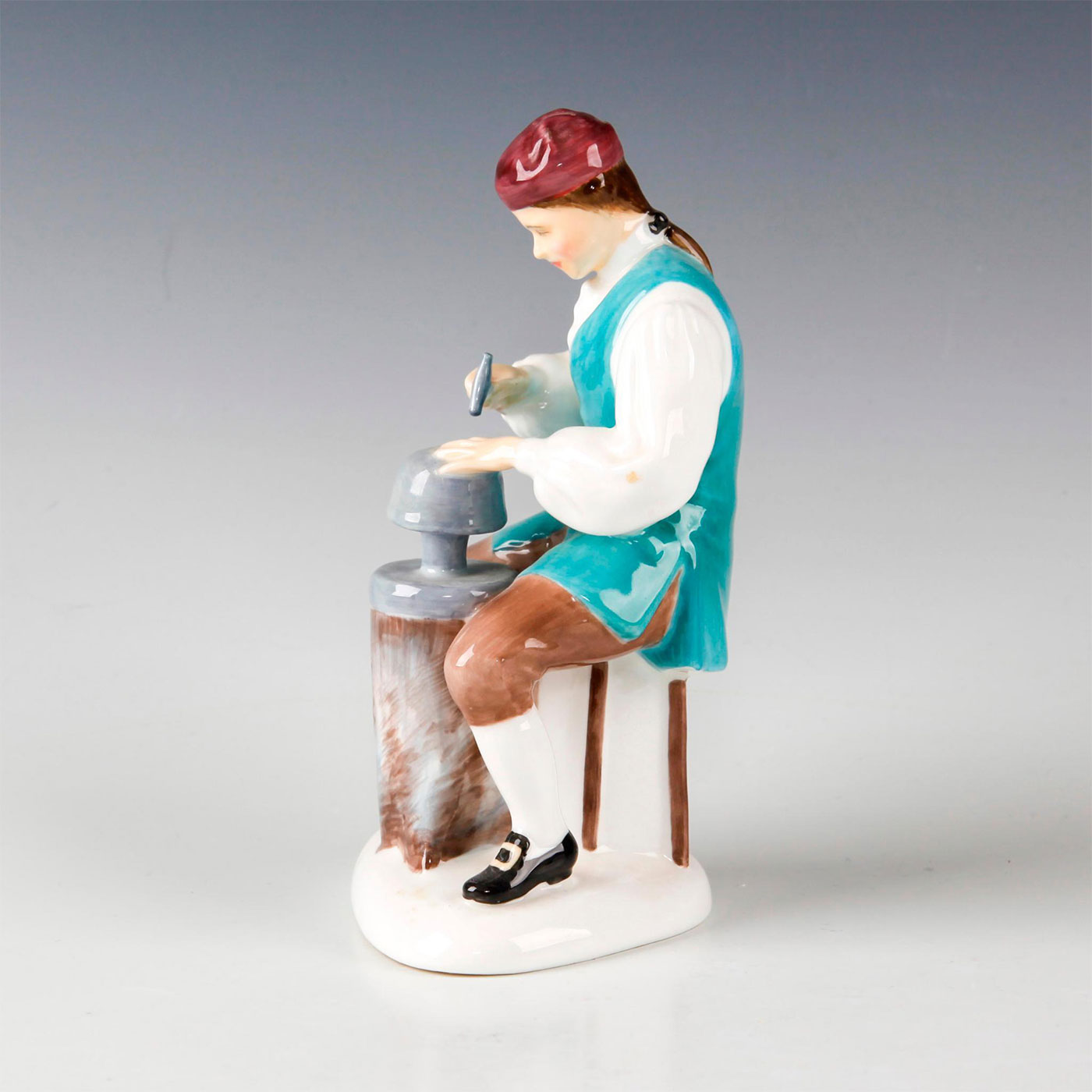 ROYAL DOULTON FIGURE SILVERSMITH OF WILLIAMSBURG HN2208 - Image 2 of 4