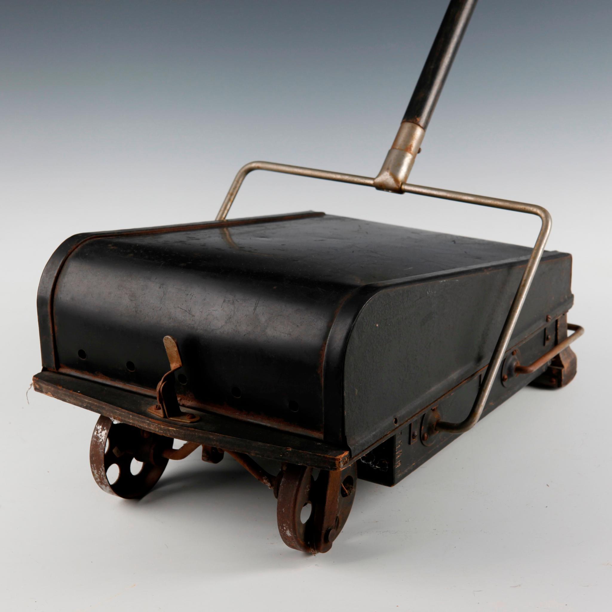 ANTIQUE CARPET SWEEPER VACUUM CLEANER - Image 4 of 6