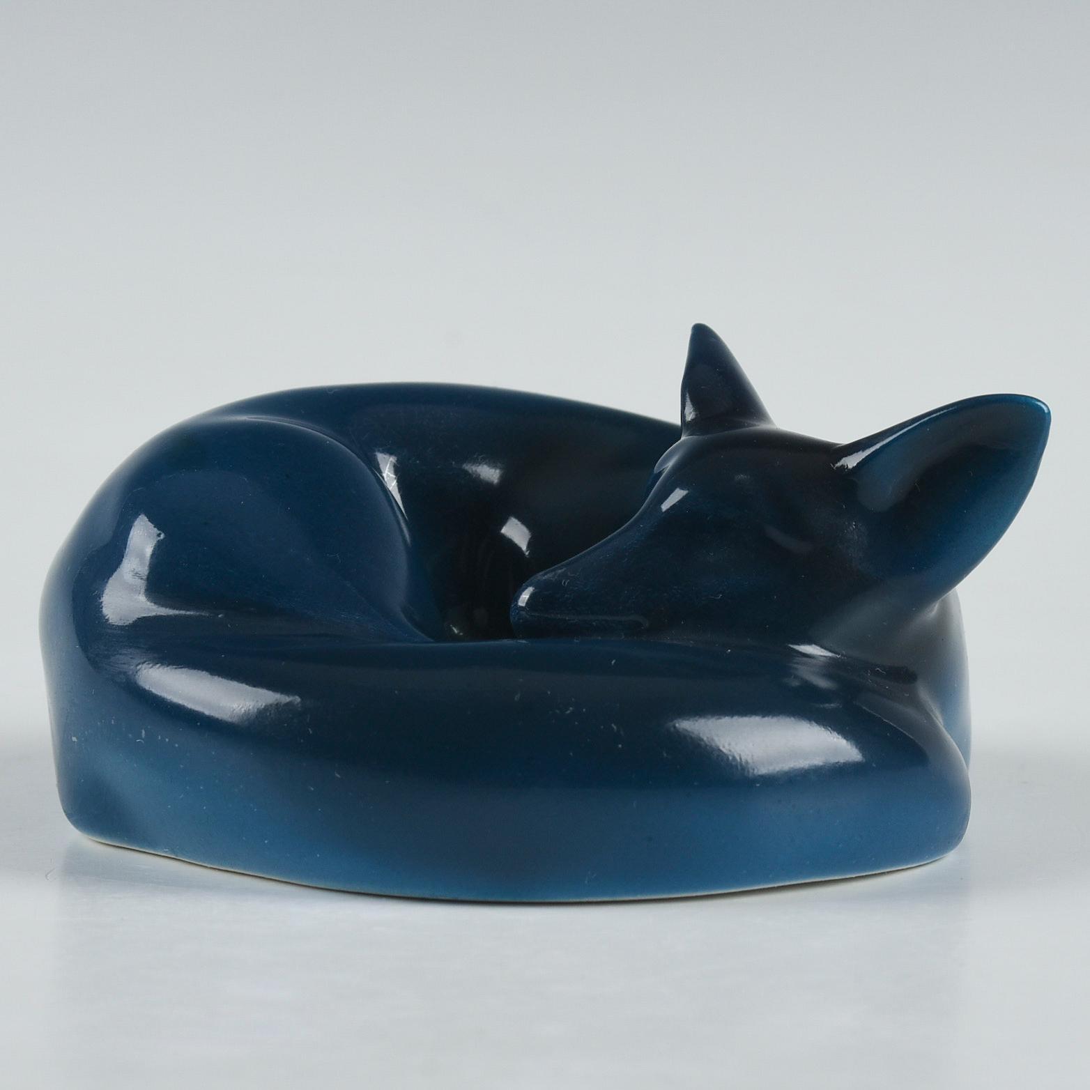 ROYAL DOULTON ANIMAL FIGURE, BLUE FOX CURLED HN147D - Image 2 of 4