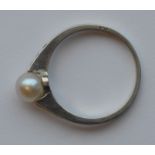 A good diamond and pearl single stone ring in plat