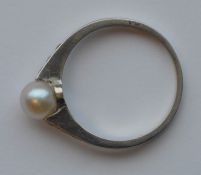 A good diamond and pearl single stone ring in plat