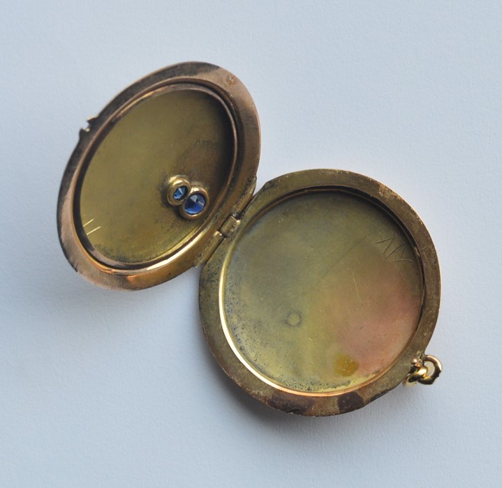 An unusual circular gold locket in the form of a s - Image 2 of 2