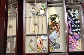 A quantity of costume jewellery.