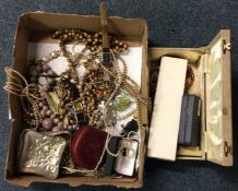 A quantity of costume jewellery.