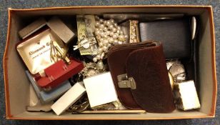 A quantity of costume jewellery.