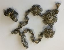 An attractive silver filigree necklace. Approx. 35