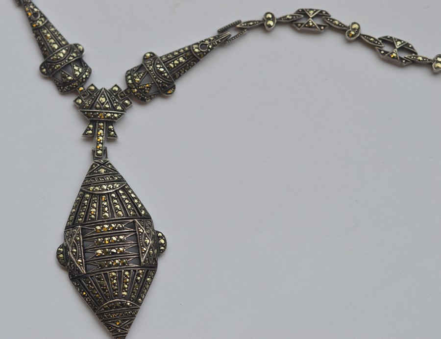 A stylish silver and marcasite necklace. Approx. 3 - Image 3 of 3