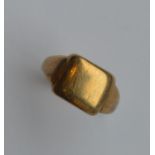 A gent's 9 carat signet ring. Approx. 4.8 grams. E