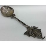 A Dutch spoon with windmill decoration. Approx. 65