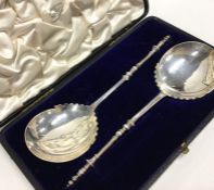 A boxed pair of Edwardian silver preserve spoons.