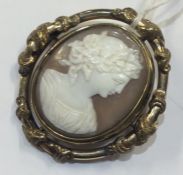 An oval swivel cameo of a lady's head. Approx. 30