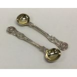 A pair of silver Kings' pattern salt spoons. Londo