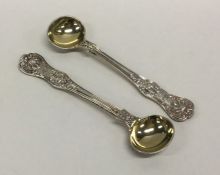 A pair of silver Kings' pattern salt spoons. Londo