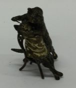 A novelty cold painted bronze of two cats. Est. £5