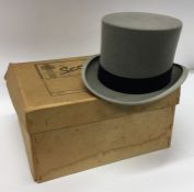 A boxed top hat by Scott & Co. Size 7. Est. £20 -