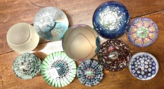 A group of glass paperweights. Est. £15 - £20.