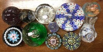 A group of glass paperweights. Est. £15 - £20.