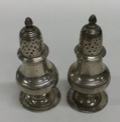 A pair of Edwardian silver peppers with lift-off c