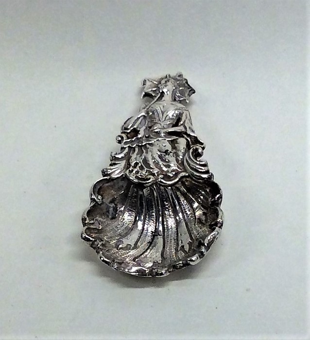 A heavy cast silver caddy spoon. London. By TS&C. - Image 2 of 2