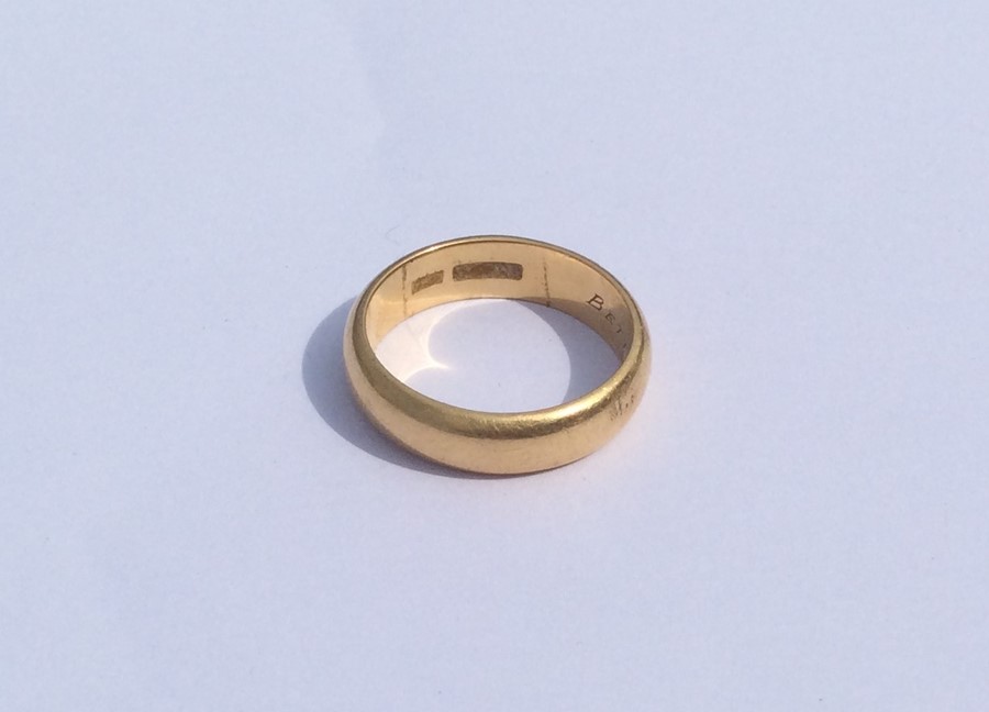 A heavy gent's 18 carat wedding band. Approx. 10 g