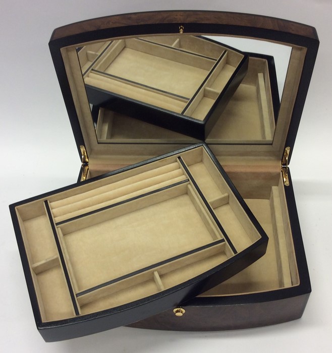 A good quality reproduction jewellery box with hin
