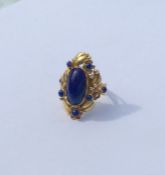 A stylish 18 carat gold modernistic lapis ring. Ap