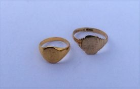 An 18 carat gold signet ring, approx. 4 grams; tog