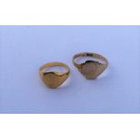 An 18 carat gold signet ring, approx. 4 grams; tog