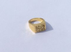KUTCHINSKY: A heavy 18 carat gold modernistic ring