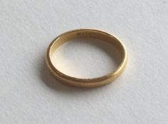 A 22 carat plain wedding band. Approx. 4.9 gram