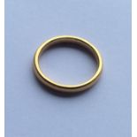 A 22 carat gold plain weeding band. Approx. 5.8 gr