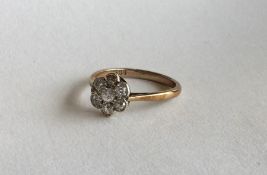 An 18 carat daisy head cluster ring. Approx. 2.4 g