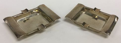 A pair of stylish Art Deco silver ashtrays. Sheffi