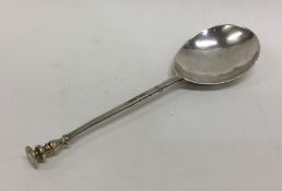 An early 17th Century seal top silver spoon with g