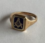 MASONIC: A 9 carat gold ring with swivel mount. Ap